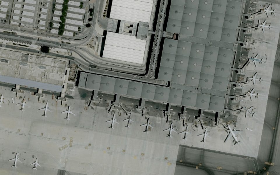 Fly parkeret ved terminalen i Alicante-Elche lufthavn