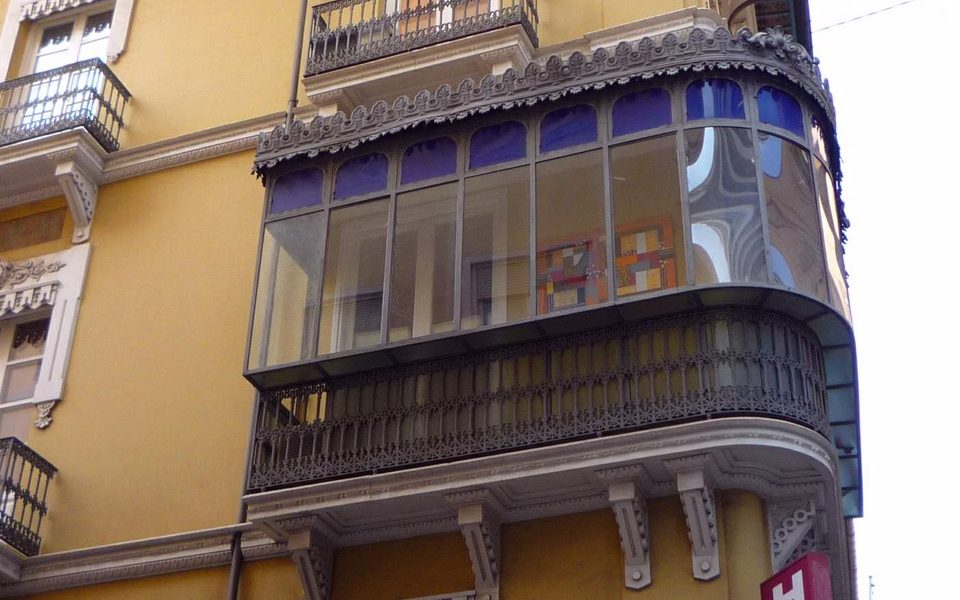 Historisk hotelfacade i centrum af Alicante