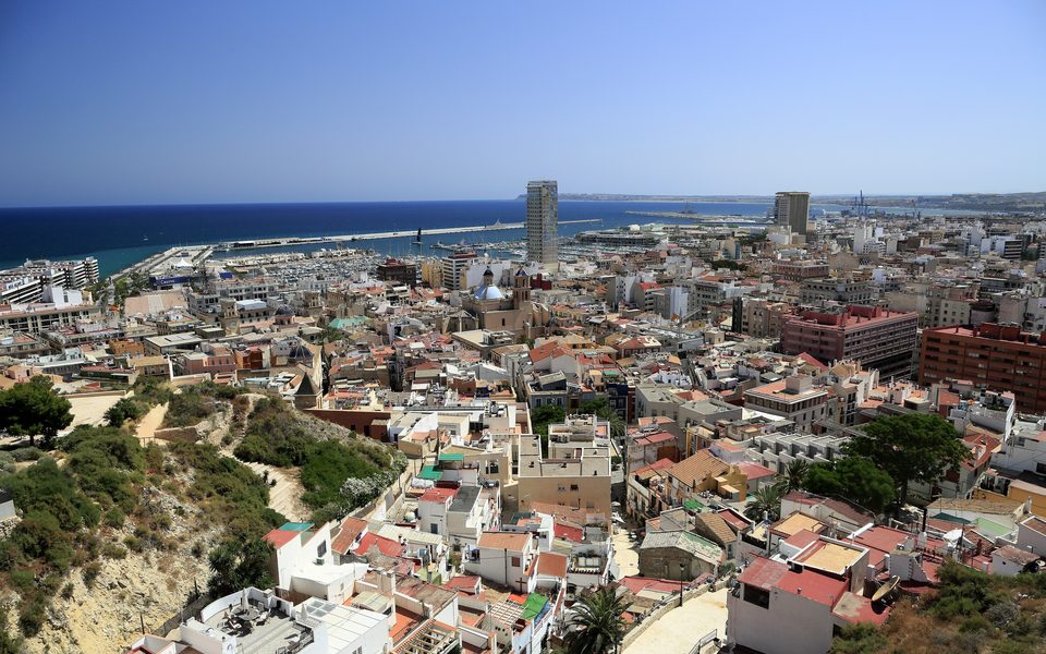 Udsigt fra Santa Cruz-kvarteret over Alicante og havnen