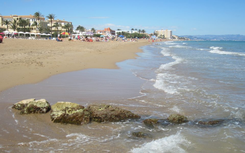 Les Marines-stranden med sand og klipper ved Dénia