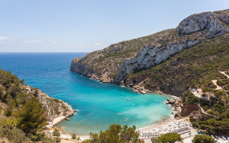 Den klare bugt Cala de la Granadella ved Jávea