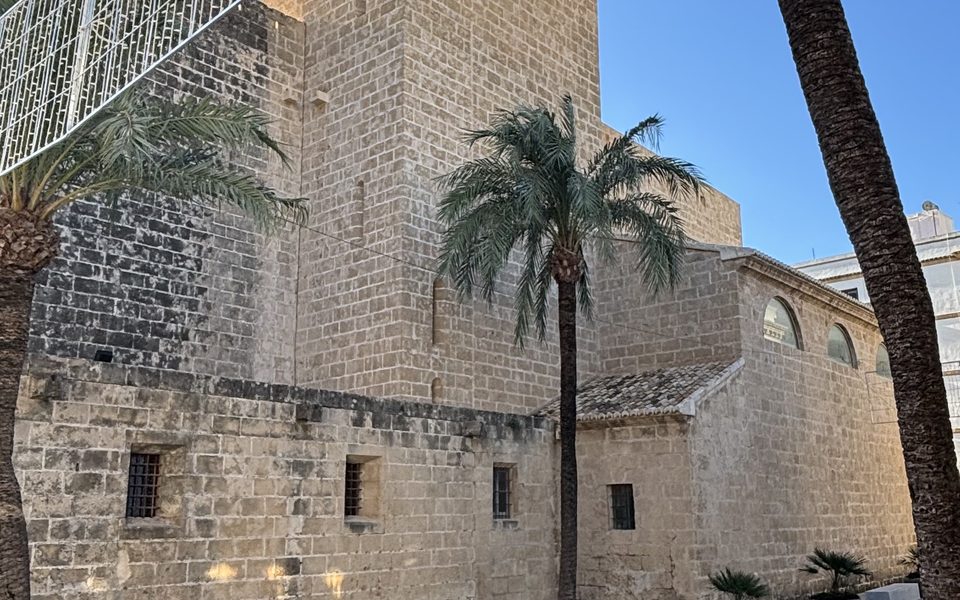 Stenkirken San Bartolomé med palmer i Jáveas gamle by