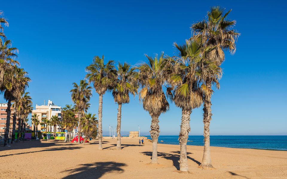 Den brede La Mata-strand ved Torrevieja på en vinterdag