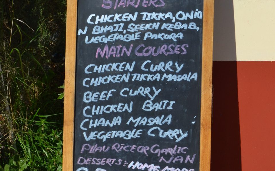 Menutavle med dagens frokostmenu ved havnen i Xàbia