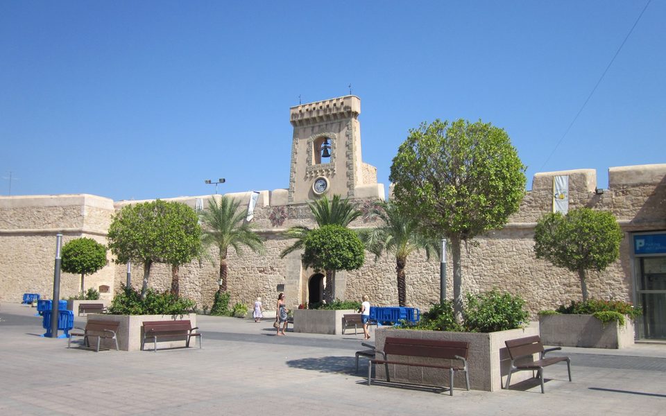 Castillo-Fortaleza med klokketårn og gårdrum i Santa Pola