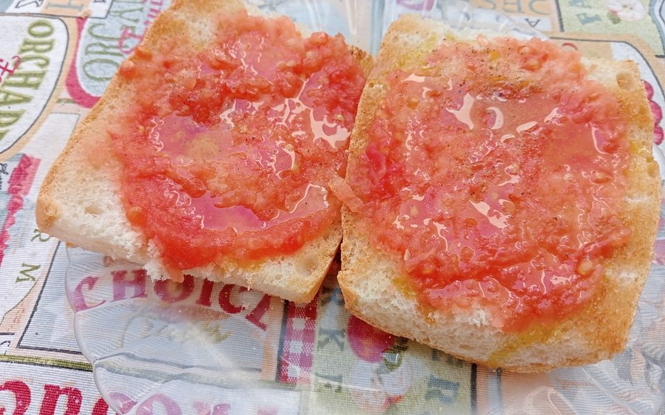 Ristet brød med revet tomat og olivenolie til spansk morgenmad