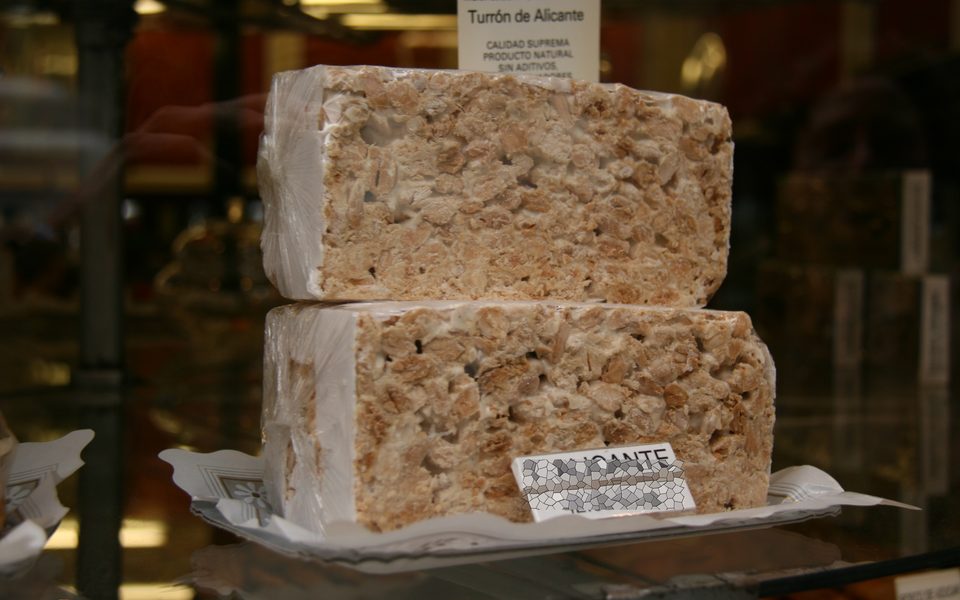 Stykker af hård Turrón de Alicante med mandler