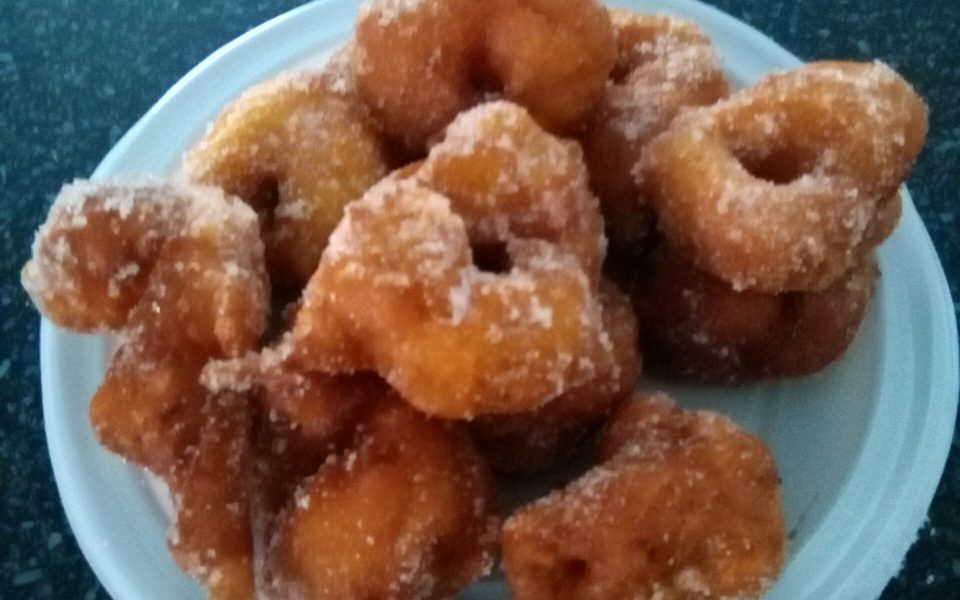 En tallerken med valencianske buñuelos de calabaza