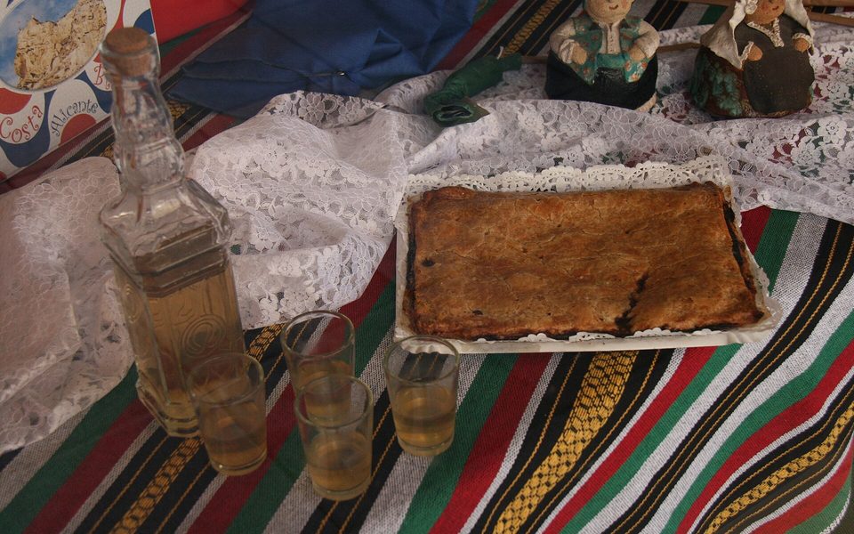Coca amb tonyina med tun, løg og pinjekerner fra Alicante