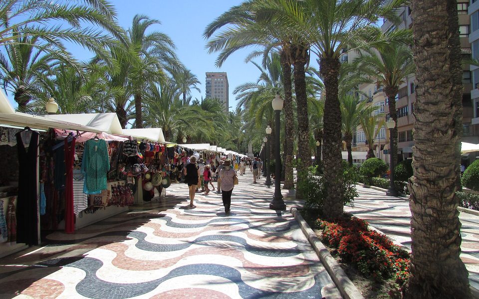 Friske råvarer og handelsboder i en markedshal i Alicante-provinsen