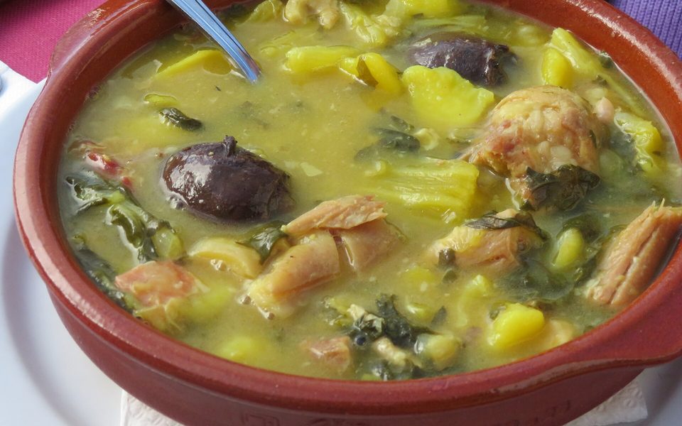 En traditionel valenciansk olleta serveret i en lerskål