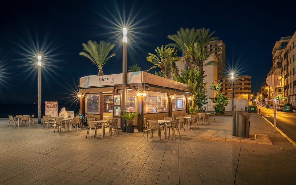 Overdækket restaurantterrasse i en kystby i Alicante-provinsen