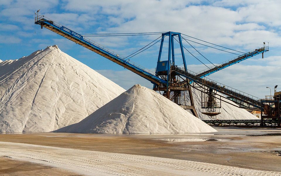 Aktiv saltproduktion ved den rosa lagune i Torrevieja