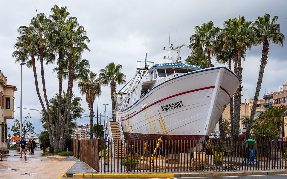 Fiskerbåden Esteban González udstillet på land i Santa Pola