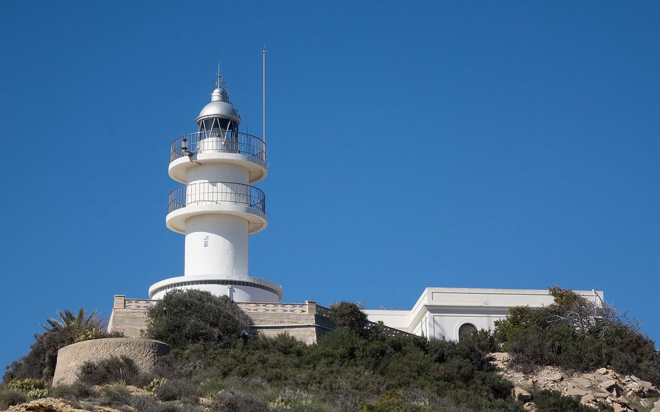 Klippekyst og fyrtårn ved Cabo de la Huerta i Alicante