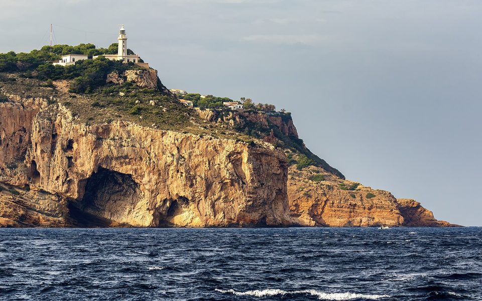 Cap de la Nau og de stejle klipper ved Xàbia