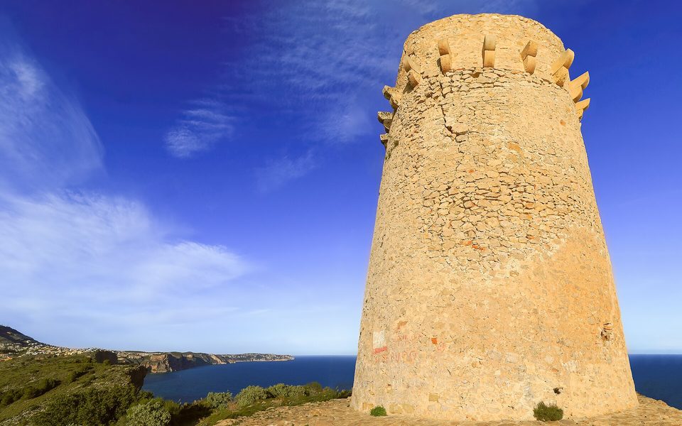 Vagttårnet Torre del Cap d’Or over kysten ved Moraira
