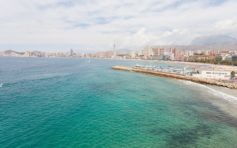 Den brede Poniente-strand med lavt vand ved Benidorm
