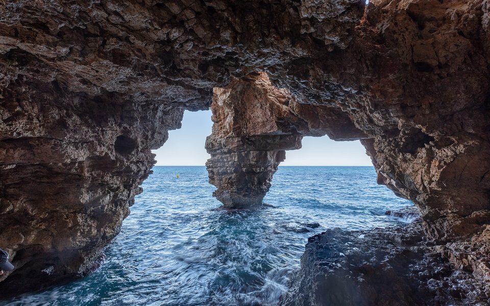 De naturlige klippebuer i Cova dels Arcs ved Cala del Moraig