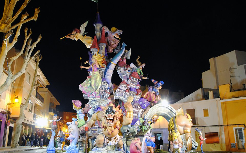 Et satirisk Fallas-monument i Dénia