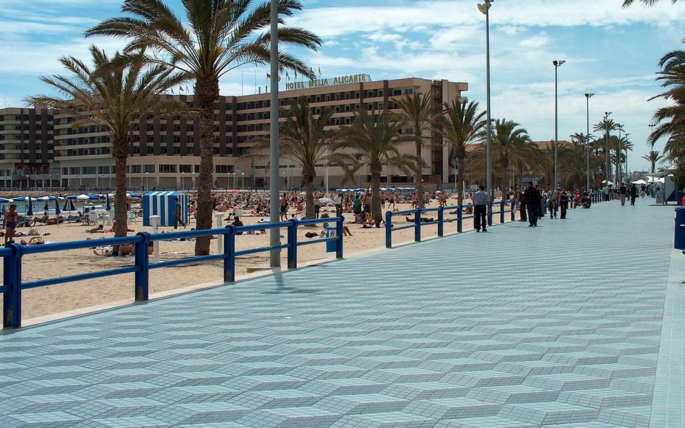 Alicantes promenade og Postiguet-stranden, som kan opleves gratis