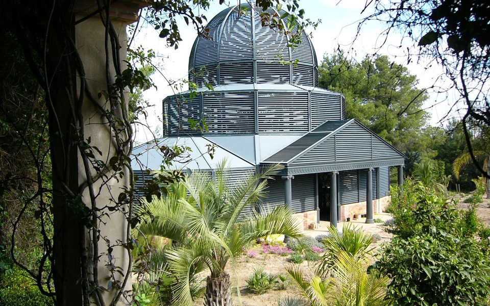 Skyggefuld beplantning og havearkitektur i Jardín de l’Albarda ved Pedreguer