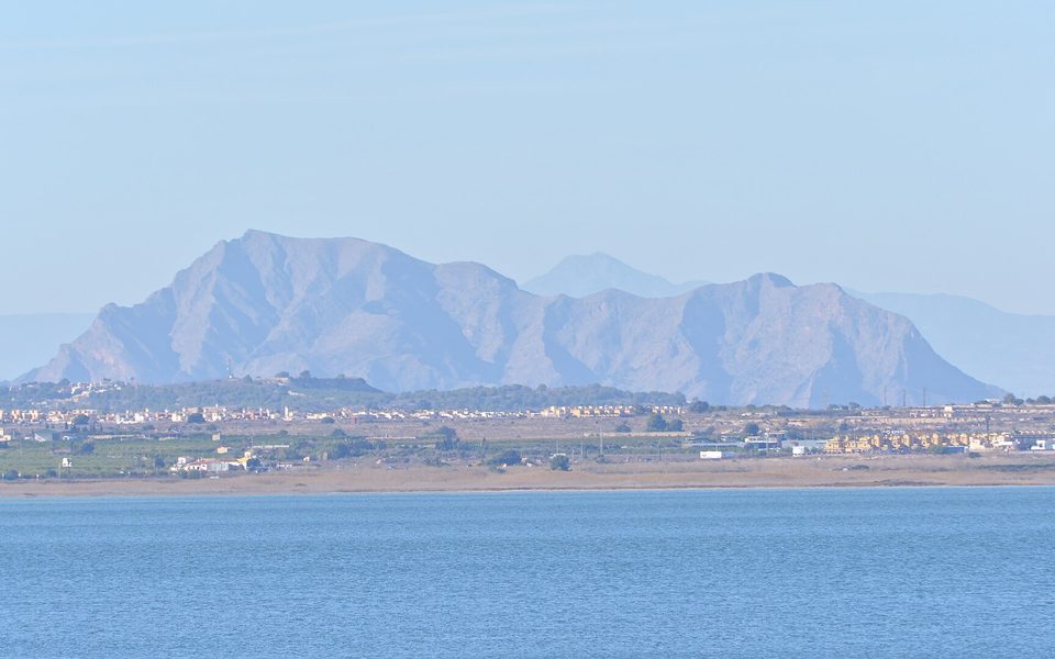 Laguna de La Mata med bjergene i baggrunden