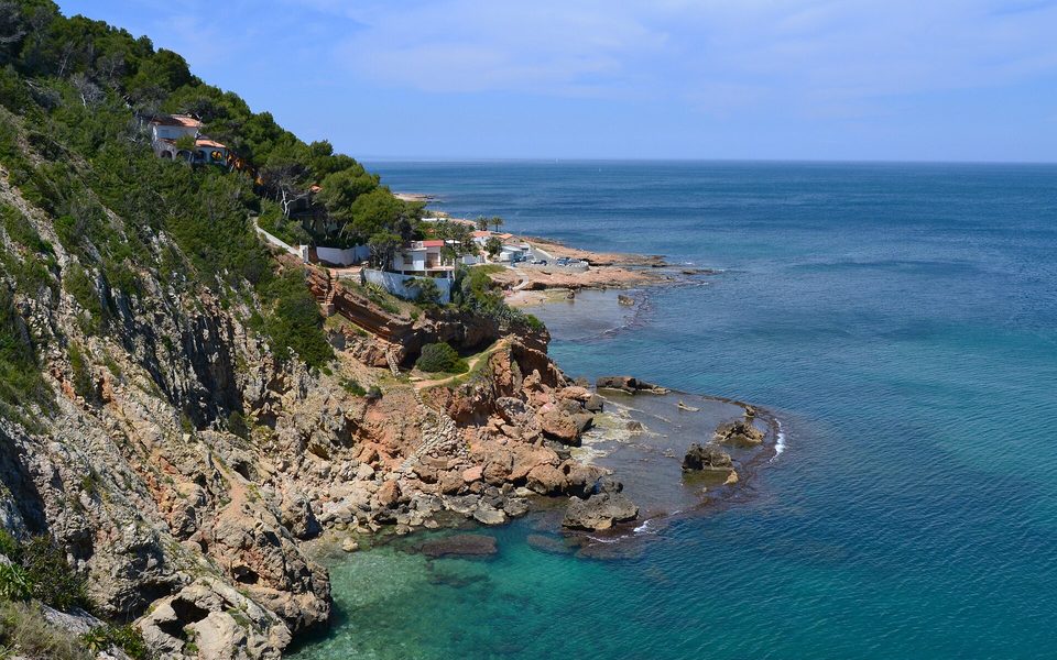 Den klippefyldte kyst ved Les Rotes syd for Dénia