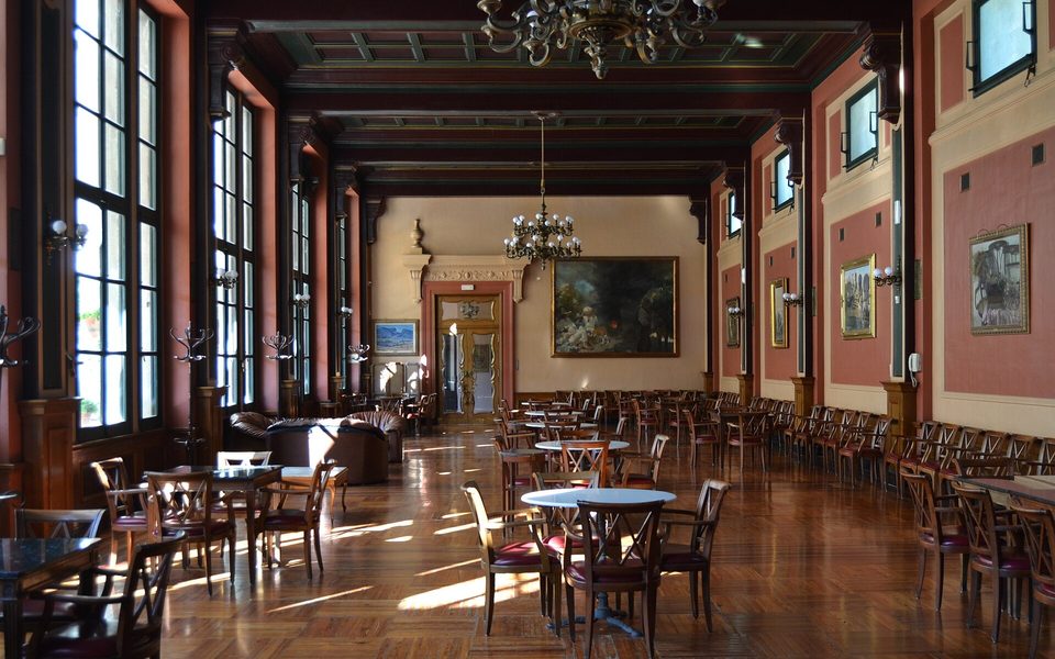 Den lange modernistiske salon i Círculo Industrial i Alcoy