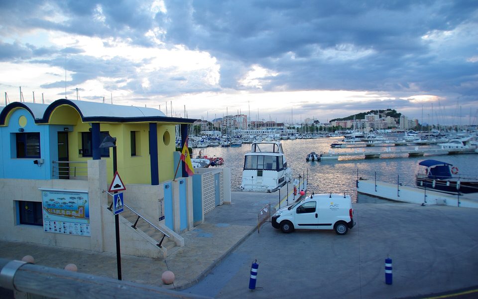 Dénia marina med borgen og Montgó i baggrunden