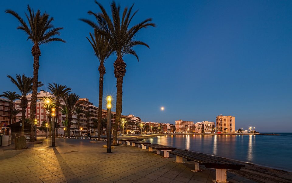 Havnen og promenaden i Torrevieja