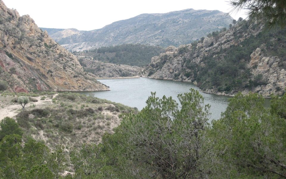 Den historiske dæmningsmur ved Pantano de Tibi i Montnegre-landskabet