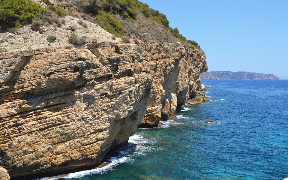 De stejle kystklipper ved Cala Llebeig på Ruta de los Acantilados