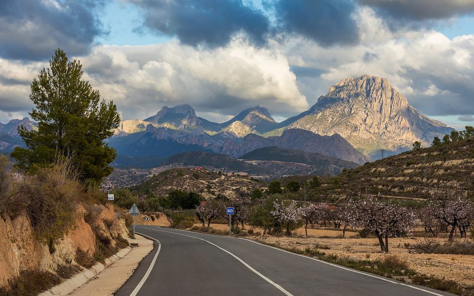 Bjergvej og udsigt mod Sierra de Aitana ved Relleu