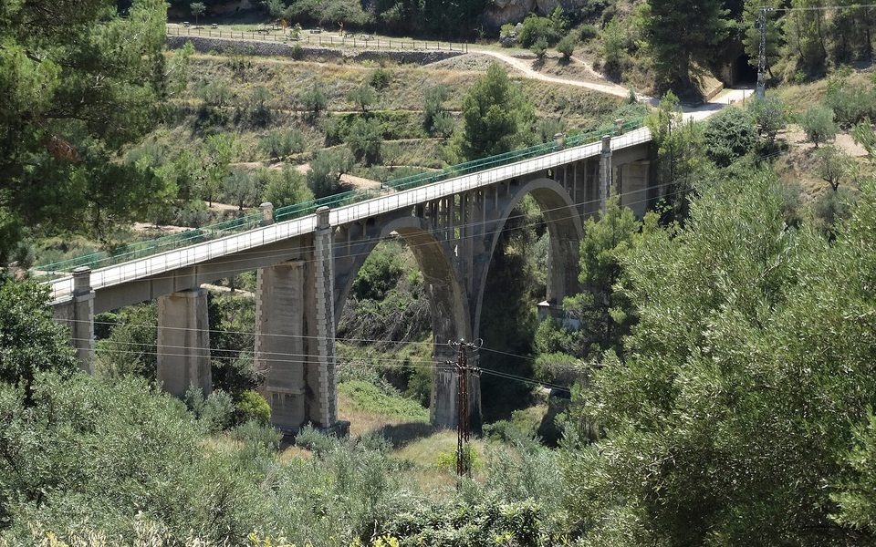 Den gamle jernbanetracé på Vía Verde de Alcoy gennem skov og tunnel