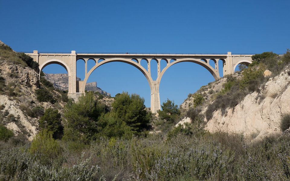 Stenviadukt på Vía Verde del Maigmó mellem Agost og bjergene