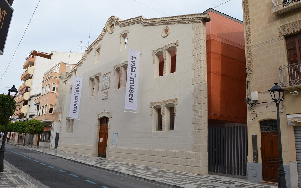Vilamuseus moderne facade i Villajoyosa