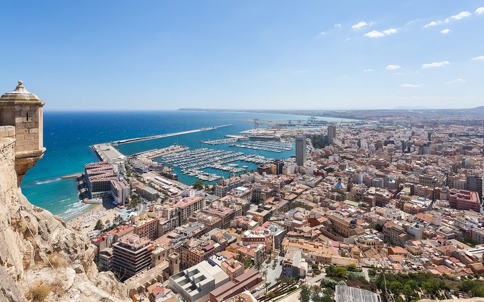 Alicante centrum og havnen set fra Santa Bárbara-borgen