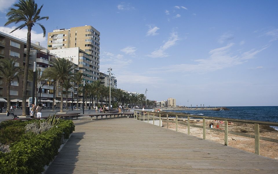 Hoteller og ferieboliger langs kysten i Torrevieja