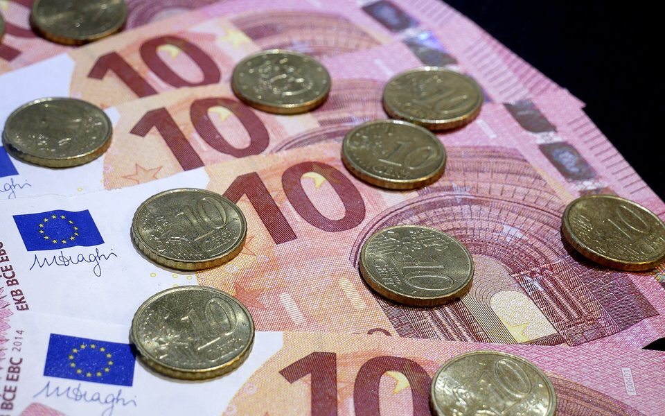 Eurosedler til planlægning af et feriebudget