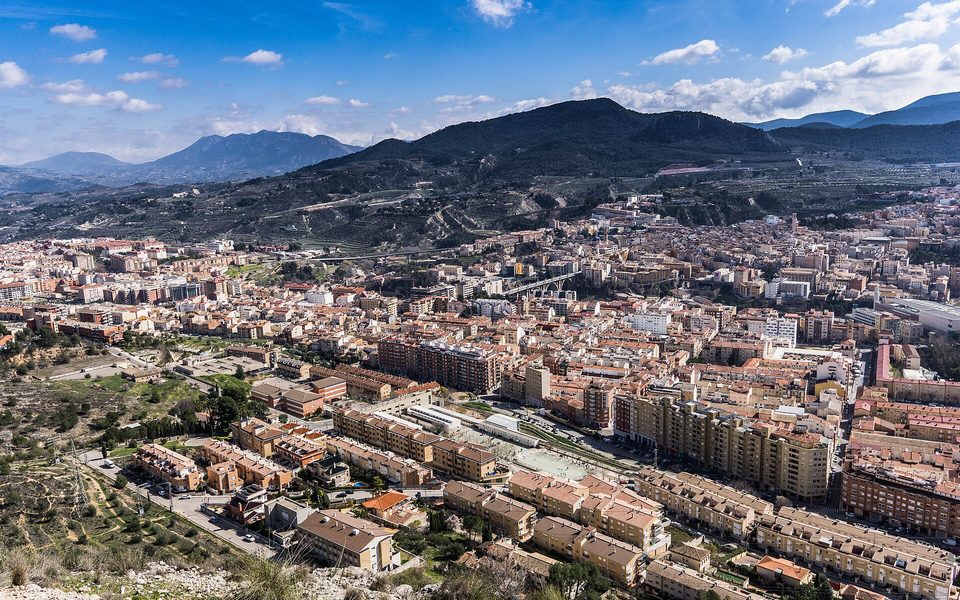 Alcoy ligger mellem grønne bjergsider og dybe slugter i Alicantes indland