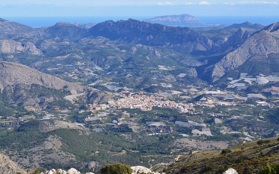 Callosa d’en Sarrià mellem landbrugsdale og Marina Baixas bjerge