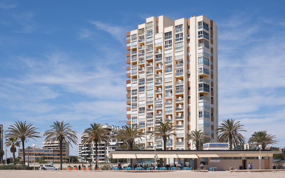 Kystlandskab på Costa Blanca med både klipper og lange sandstrande