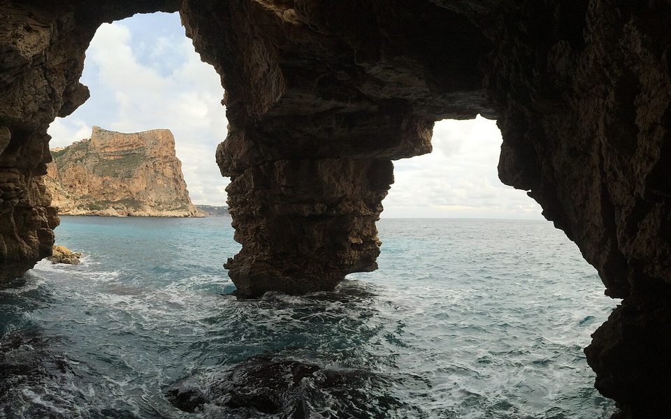 Benitatxells klippekyst og havgrotter ved Middelhavet