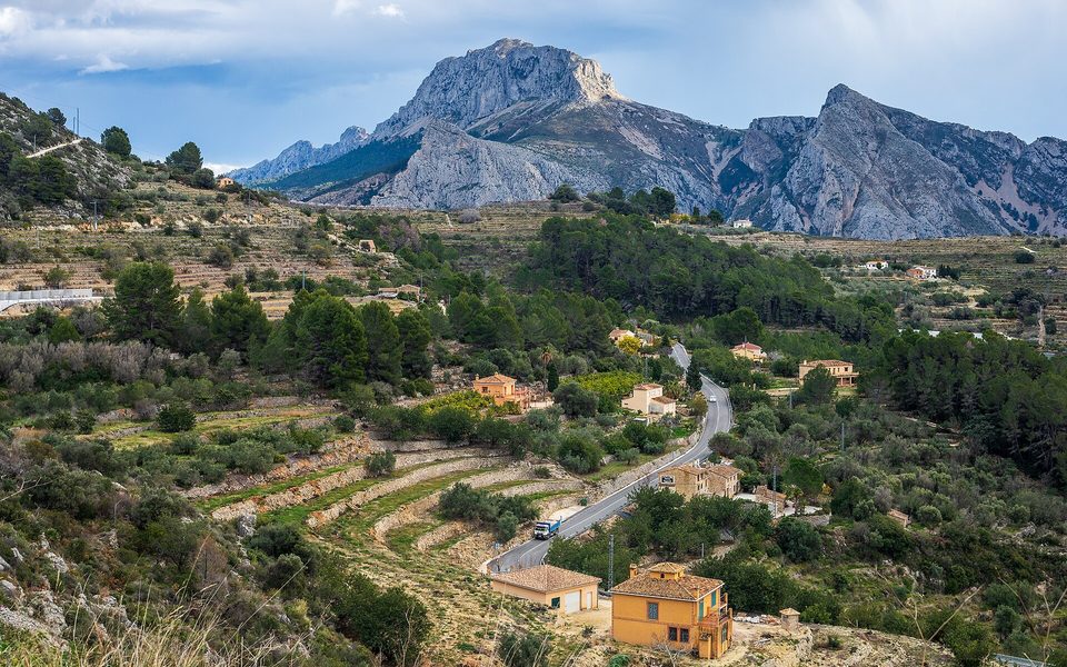 Tàrbenas bjerglandsby med Serra de Bèrnia i baggrunden