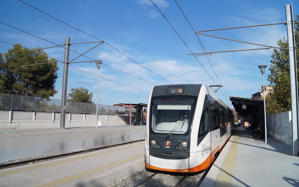TRAM-tog ved Benidorm station på linjen fra Alicante