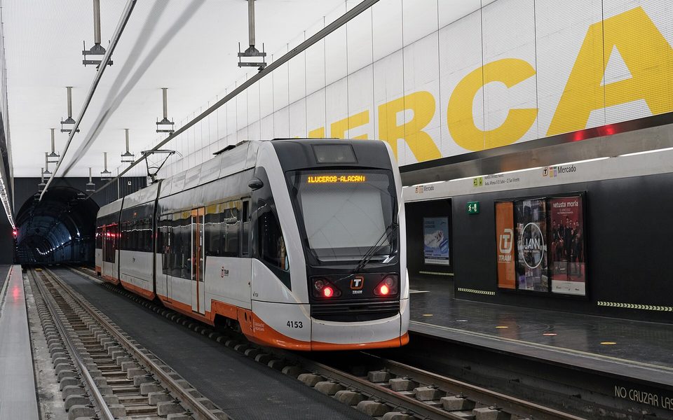 TRAM-tog ved Calp station på ruten langs Costa Blanca